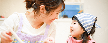 親子で料理を作る画像